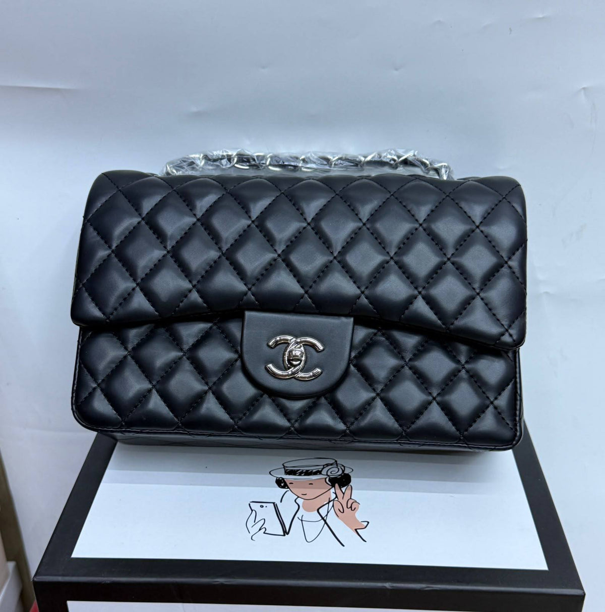 Chanel
New arrival 
Size 25cm
110 dhs🇦🇪🇦🇪🇦🇪

With box 🔥📦🔥

Zain70
♥️♥️♥️