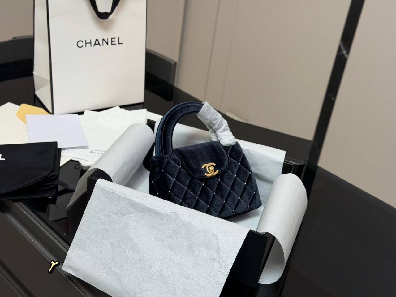 Chanel

With box  
🎁🎁🎁

Size 20cm
230 dhs❤️

Zain189
♥️♥️♥️
