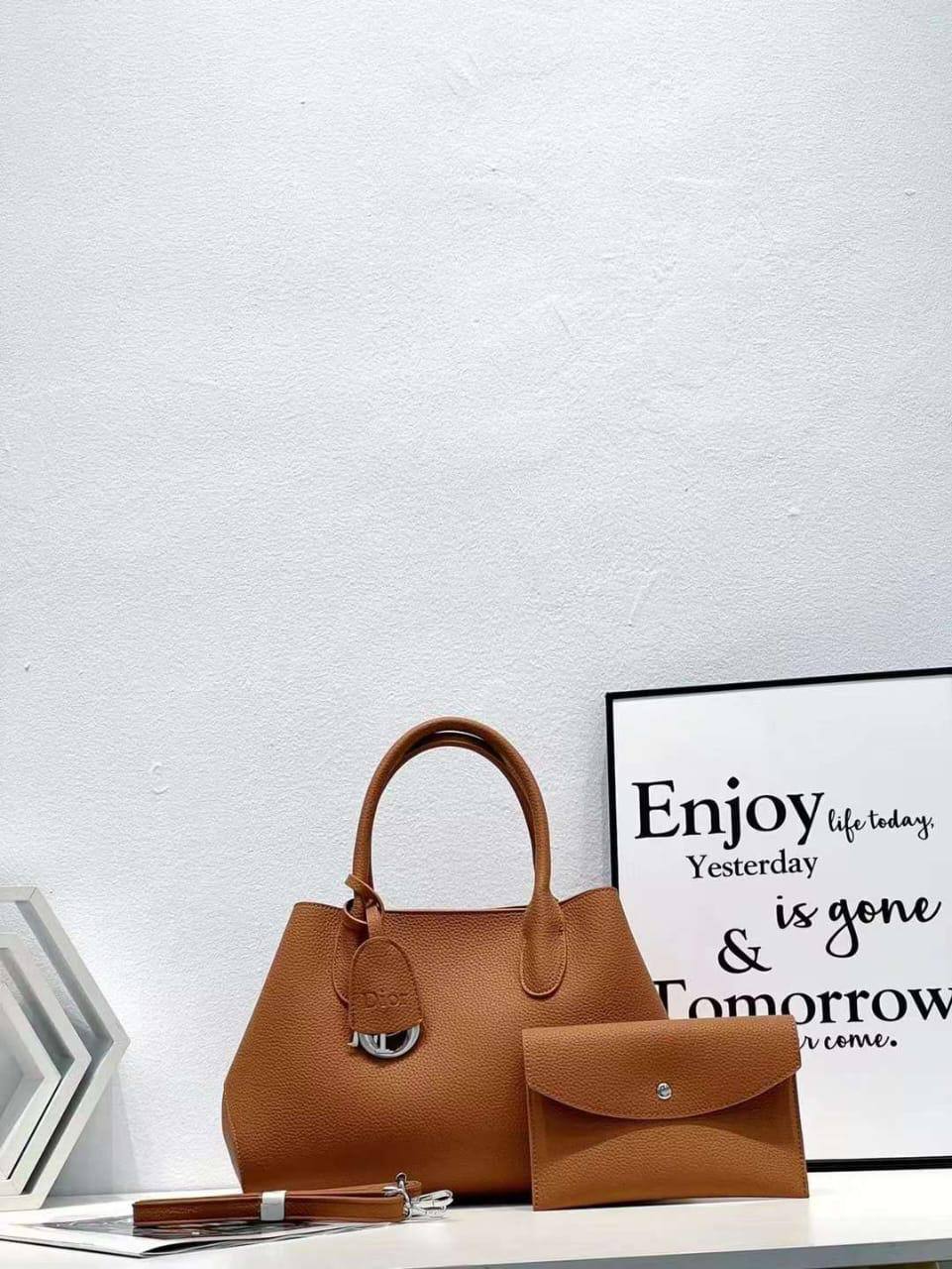 Christian Dior 
115 dhs✅
size 32×22×19cm

Zain161
♥️♥️♥️