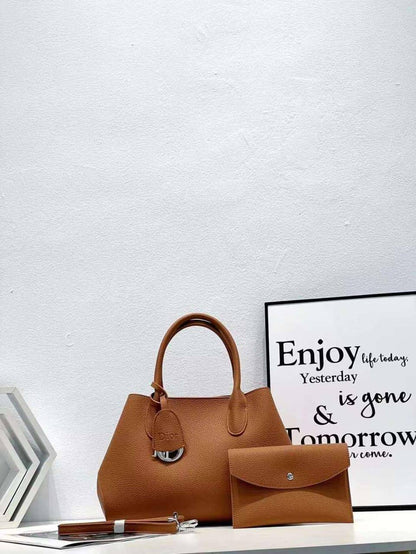 Christian Dior 
115 dhs✅
size 32×22×19cm

Zain161
♥️♥️♥️