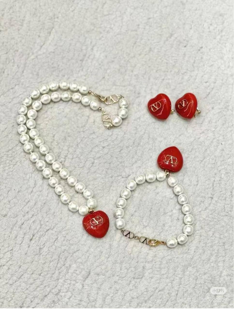 VALENTINO
__Full Set__🍃🛍️
*MASTER*🍃
With Normal box🎁
125 dhs✅
With master box🎁
140 dhs✅

Zain263
♥️♥️♥️