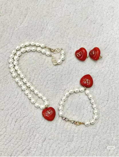 VALENTINO
__Full Set__🍃🛍️
*MASTER*🍃
With Normal box🎁
125 dhs✅
With master box🎁
140 dhs✅

Zain263
♥️♥️♥️