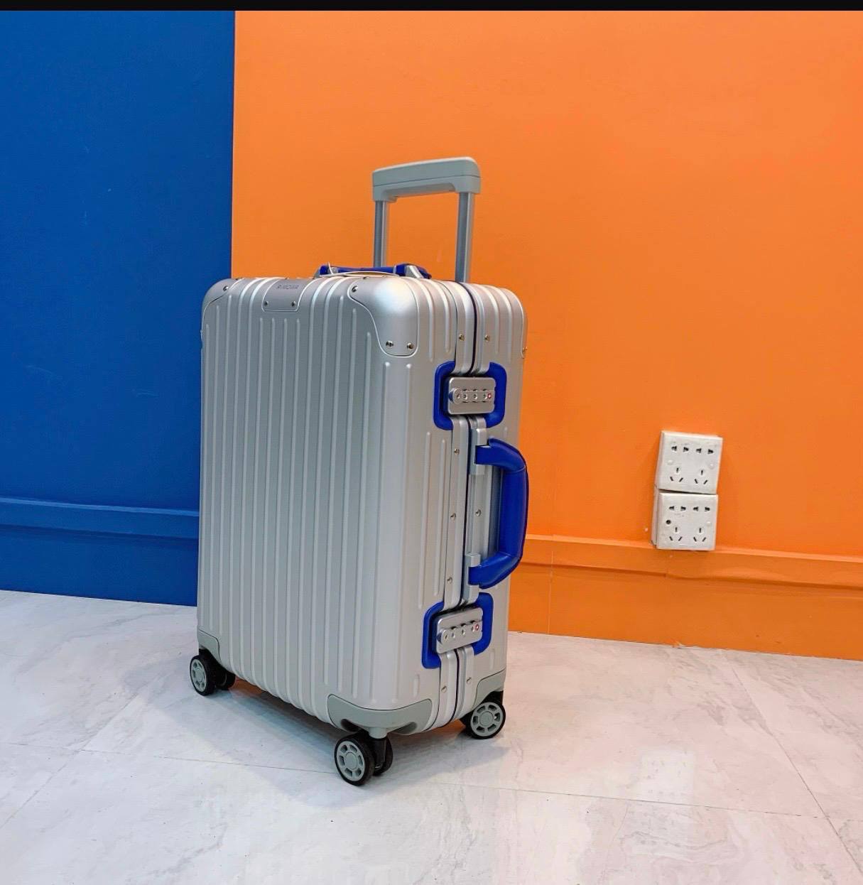 RIMOWA 💕💕✨
Super master quality 🔥🔥
Available ✨💕💕
For Price 👇 WTSP Text Zain 0568585901

Zain252
♥️♥️♥️