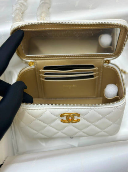 white Chanel quilted vanity bag features gold-tone hardware and a chain strap💯💯 
Original Quality 💯💯
For Price 👇 WhatsApp✅
0568585901 
0507557372
0552275751 Owner Zain 👌

Zain71
♥️♥️♥️
