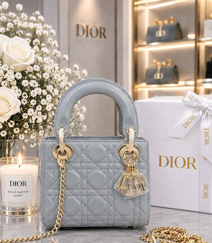 Dior Bag 

17Cm 
With Box
280 dhs🇦🇪🇦🇪

Zain131
♥️♥️♥️