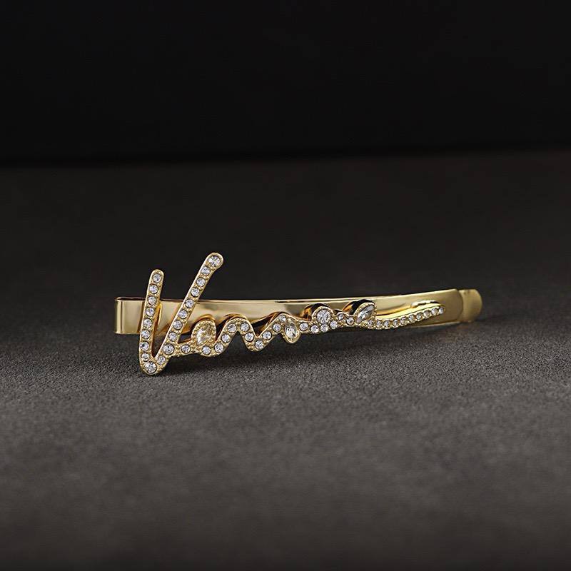 HAIR CLIP
MASTER✨
55 DHS✅
 WITH BOX AND PAPER BAG🎁🛍️

Zain89
♥️♥️♥️