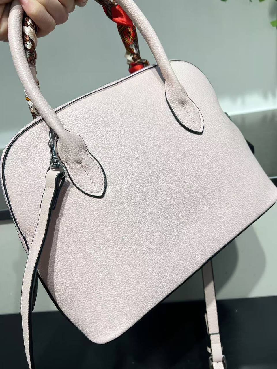 HERMES
ʙᴏʟɪᴅᴇ
ᴡɪᴛʜ ʟᴏɴɢ ʙᴇʟᴛ sᴛʀᴀᴘ
sɪᴢᴇ: 26 cm
ᴡɪᴛʜᴏᴜᴛ ʙᴏx

70 dhs🪙💕

Zain31
♥️♥️♥️