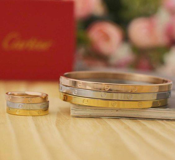 Cartier Set
3 Ring 3 Bangle
90 dhs💓
with brand box 🎁

Zain25
♥️♥️♥️