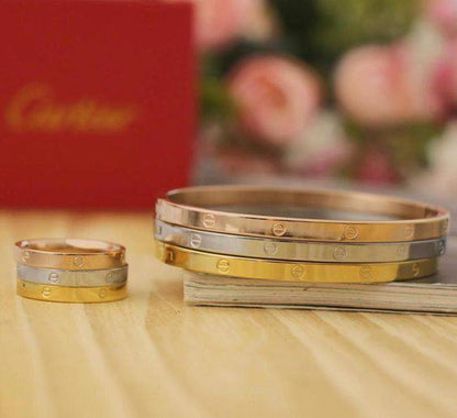 Cartier Set
3 Ring 3 Bangle
90 dhs💓
with brand box 🎁

Zain25
♥️♥️♥️