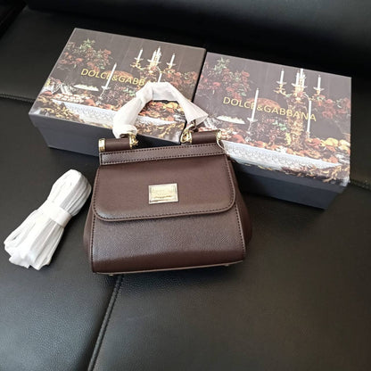 D&G
105 dhs✅
with box
size 20cm

Zain26
♥️♥️♥️
