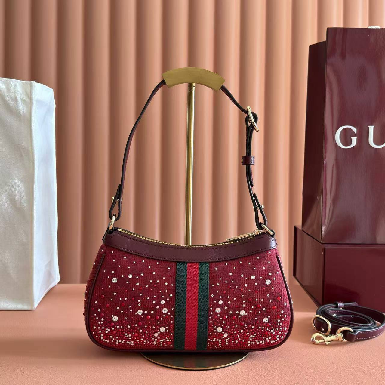 *Gucci Ophidia crystals small shoulder bag✅*
*Size 25 cm*
For Price 👇 WTSP Text Zain 0568585901

Zain274
♥️♥️♥️