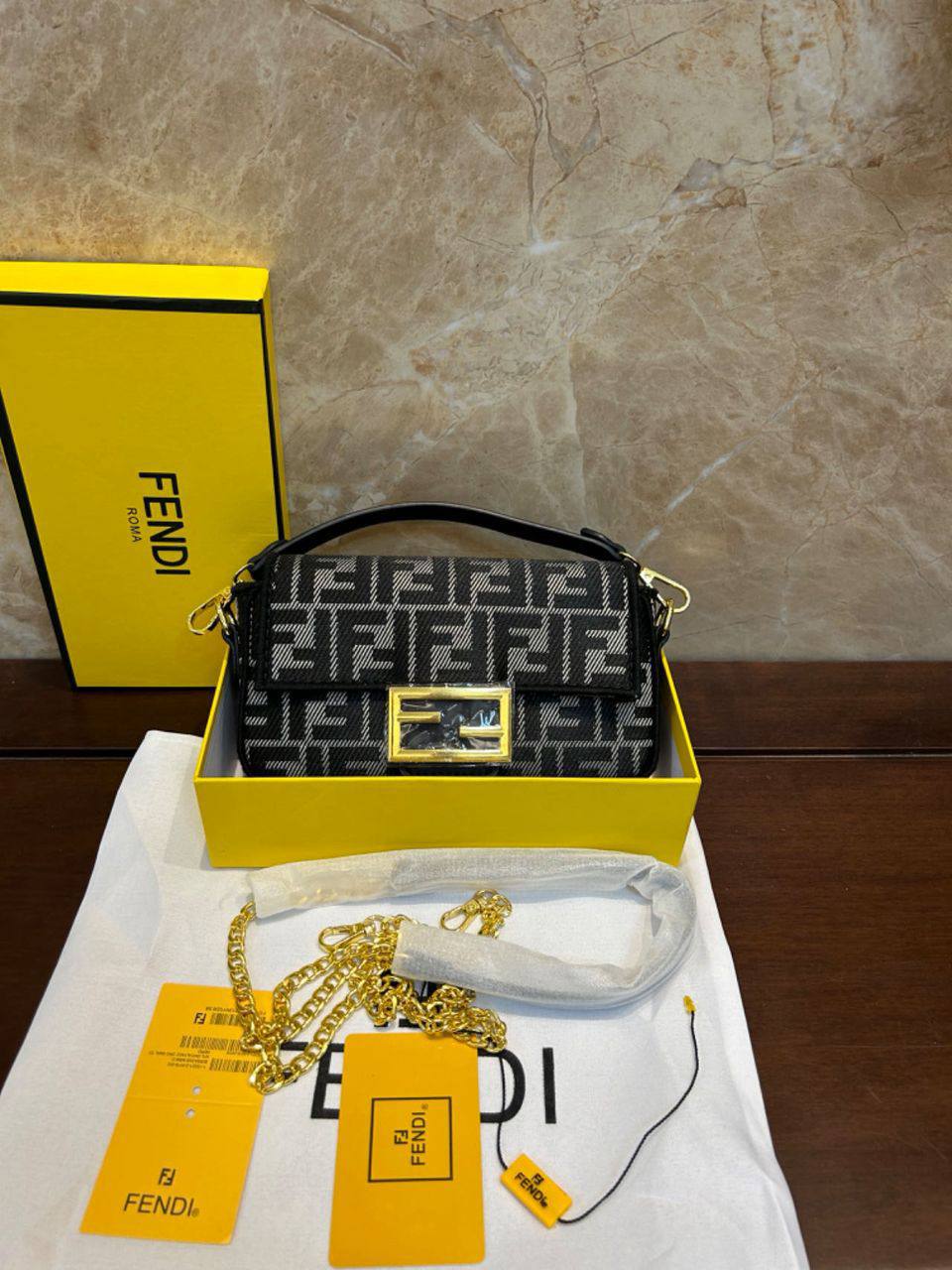 Fendi
95 dhs💓
size：20cm
Good-quality with box

Zain35
♥️♥️♥️