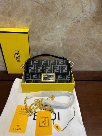 Fendi
95 dhs💓
size：20cm
Good-quality with box

Zain35
♥️♥️♥️