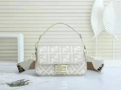 Fendi
120 dhs💛
with box
size 25cm
High quality

Zain26
♥️♥️♥️