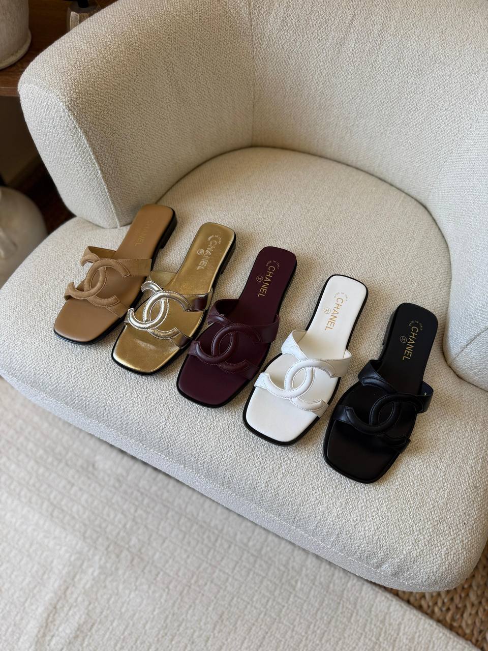 Chanel
𝑨𝑨𝑨 𝑸𝒖𝒂𝒍𝒊𝒕𝒚
𝑺𝒊𝒛𝒆 𝟑5 𝒕𝒐 𝟒2 
450 dhs✅

Zain81
♥️♥️♥️
