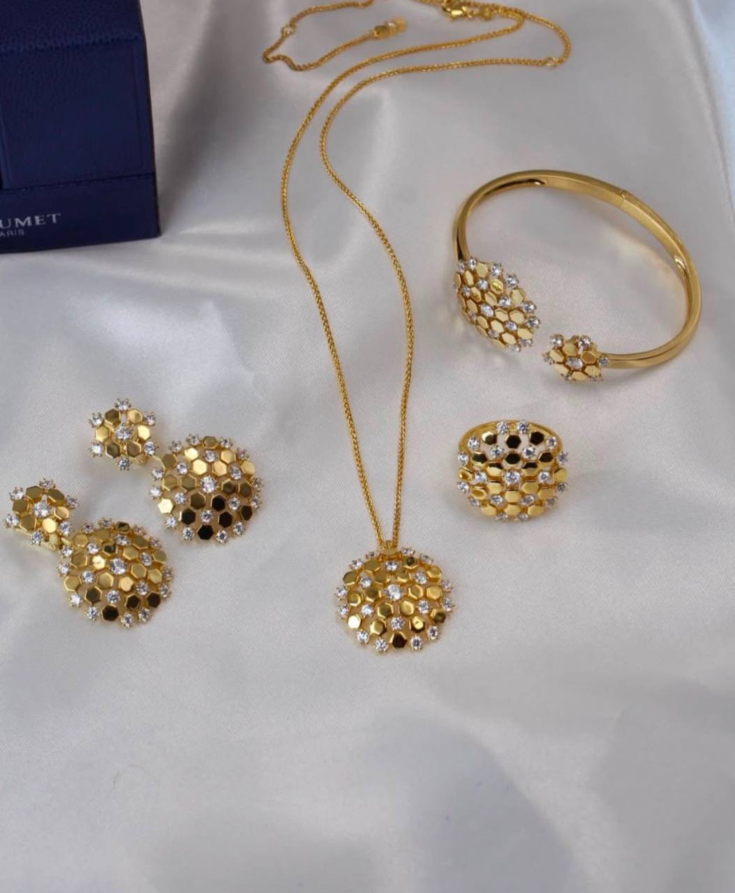 CHAUMET SET❤️‍🔥*
Necklace ✨
Earring 🦋
Ring 💍 available size👇
6,7,8,9
Bangle 🐦‍🔥
Master quality 💯
With normal boxes 🗃️ 
230 dhs💓
With master box 🗃️ 
300 dhs💓

Zain216
♥️♥️♥️