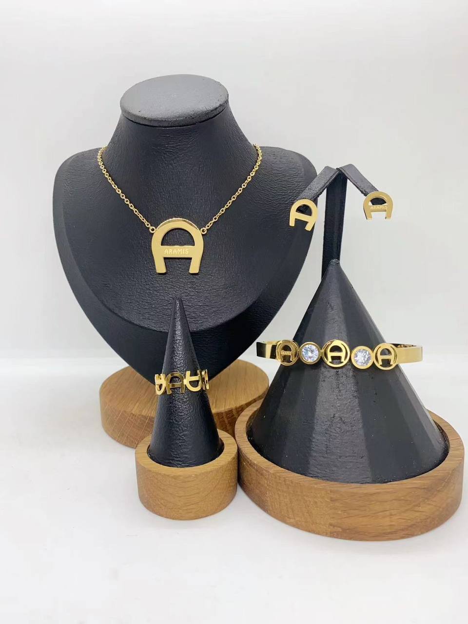 Stainless steel SET 💯*
Necklace ❤️‍🩹
Earring 🍁
Breslat ❣️
Ring free size 
With normal boxes 📦 
And paper bag 🛍️
45 dhs🇦🇪

Zain216
♥️♥️♥️