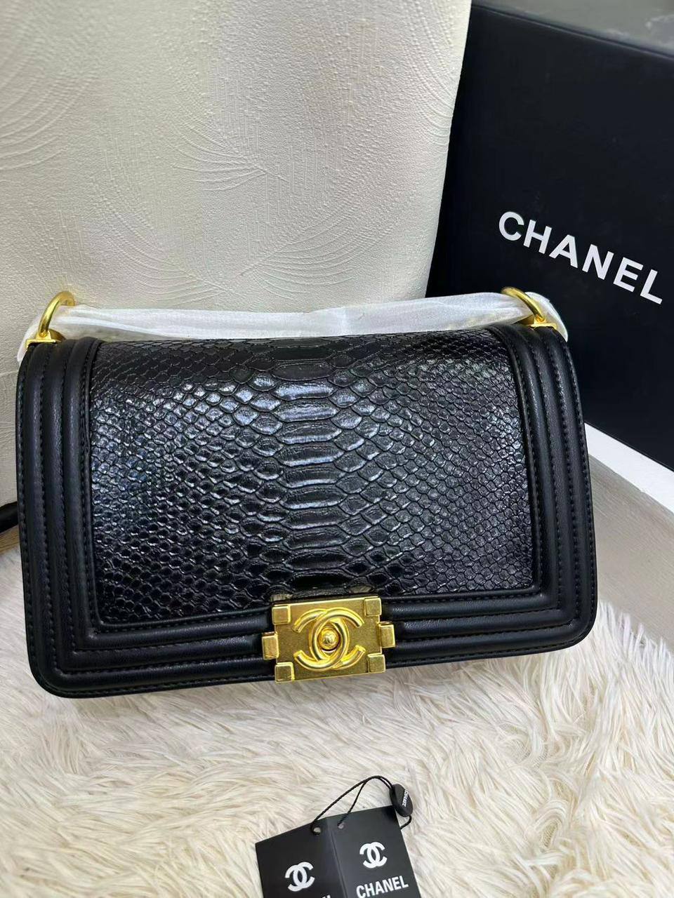 CHANEL ✨
Good quality 💯
Size 26cm
110 dhs✅
With box 📦

Zain70
♥️♥️♥️