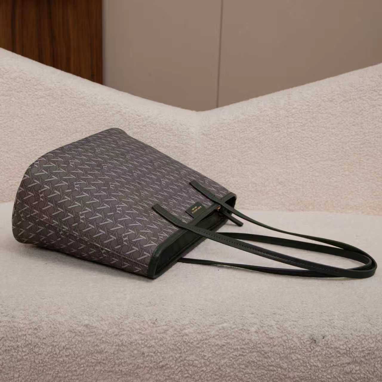 Tory Burch
100 dhs💓
2in1
Both sides are usable.

Zain07
♥️♥️♥️