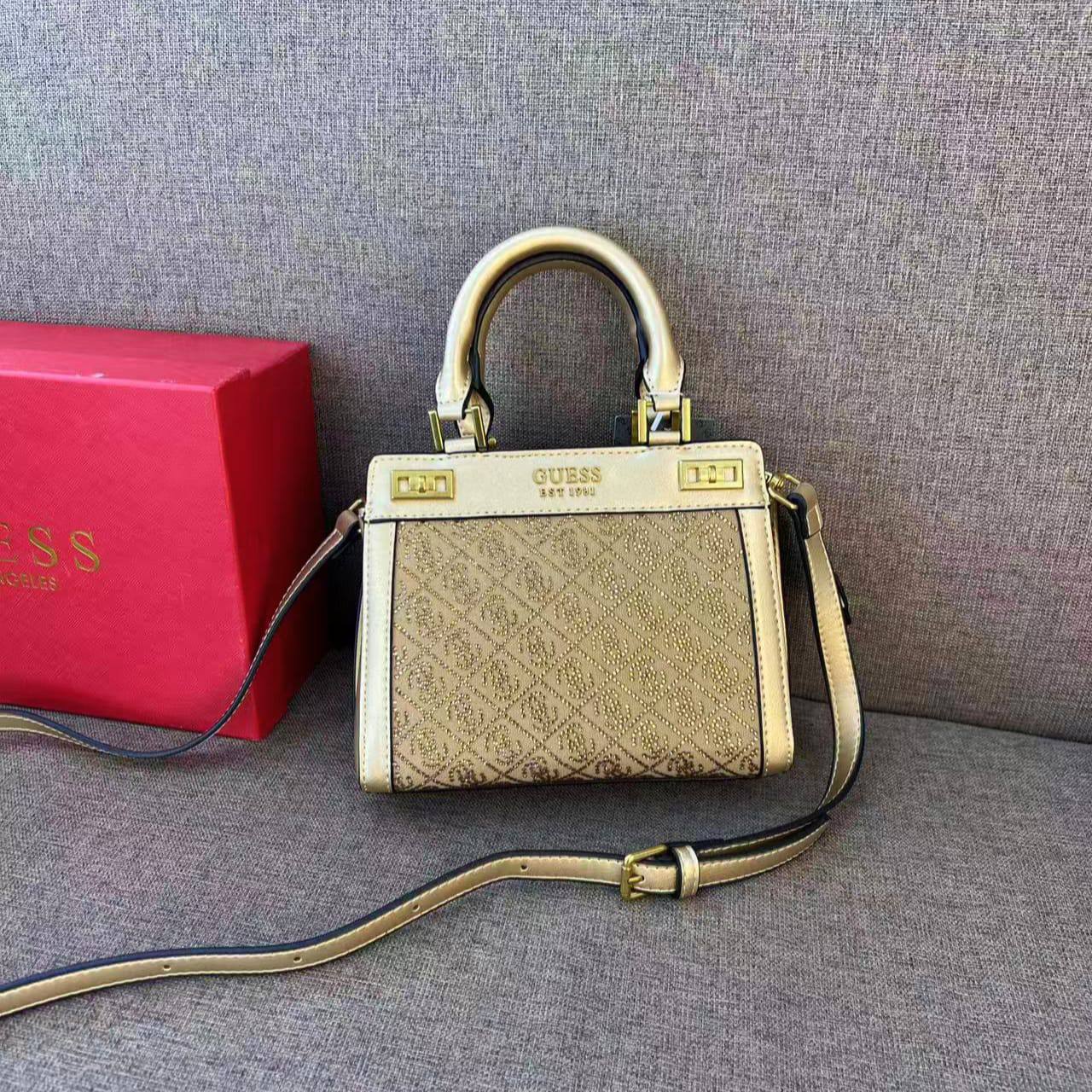 Guess

90 dhs❣️ 
with box 
🎁🎁🎁

high quality  new
21 cm

Zain26
♥️♥️♥️