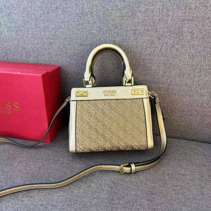 Guess

90 dhs❣️ 
with box 
🎁🎁🎁

high quality  new
21 cm

Zain26
♥️♥️♥️