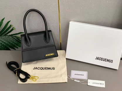 JACQUEMUS
SIZE  ………19CM 🥰
95 dhs❣️
with BOX🌷

Zain51
♥️♥️♥️
