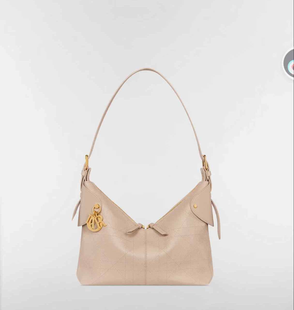 Dior

120 dhs✅

with box
🎁🎁🎁

Size：27/23/12

Zain07
♥️♥️♥️