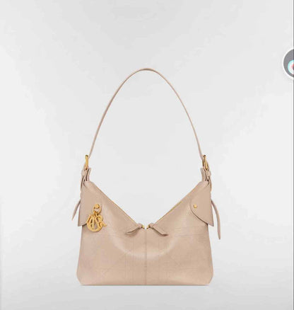 Dior

120 dhs✅

with box
🎁🎁🎁

Size：27/23/12

Zain07
♥️♥️♥️