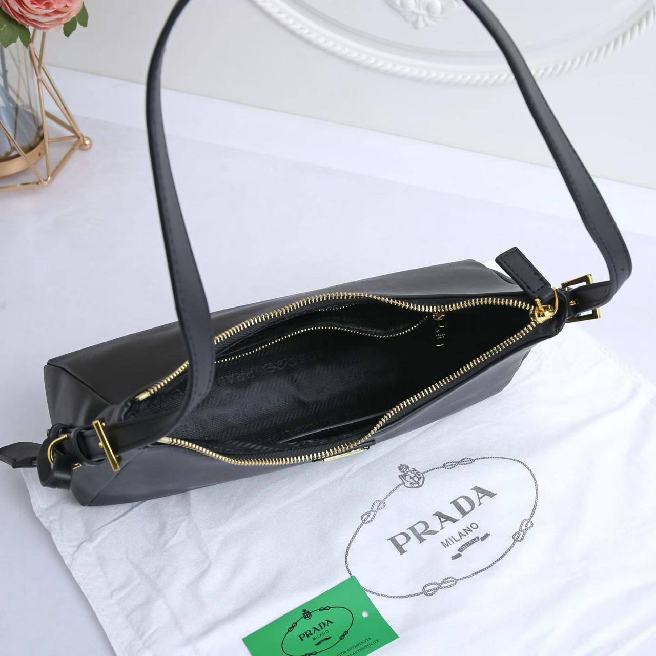 🎉 Offer 🎊  Prada Hobo Amiee
1️⃣ First quality
Size : 32 *  20 cm
70 dhs🪙🌨️

Zain115
♥️♥️♥️