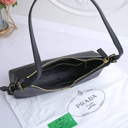 🎉 Offer 🎊  Prada Hobo Amiee
1️⃣ First quality
Size : 32 *  20 cm
70 dhs🪙🌨️

Zain115
♥️♥️♥️