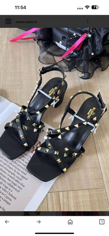 Gucci - Valentino - Aquazzura
Size 36-41 
120 dhs✅

Zain132
♥️♥️♥️