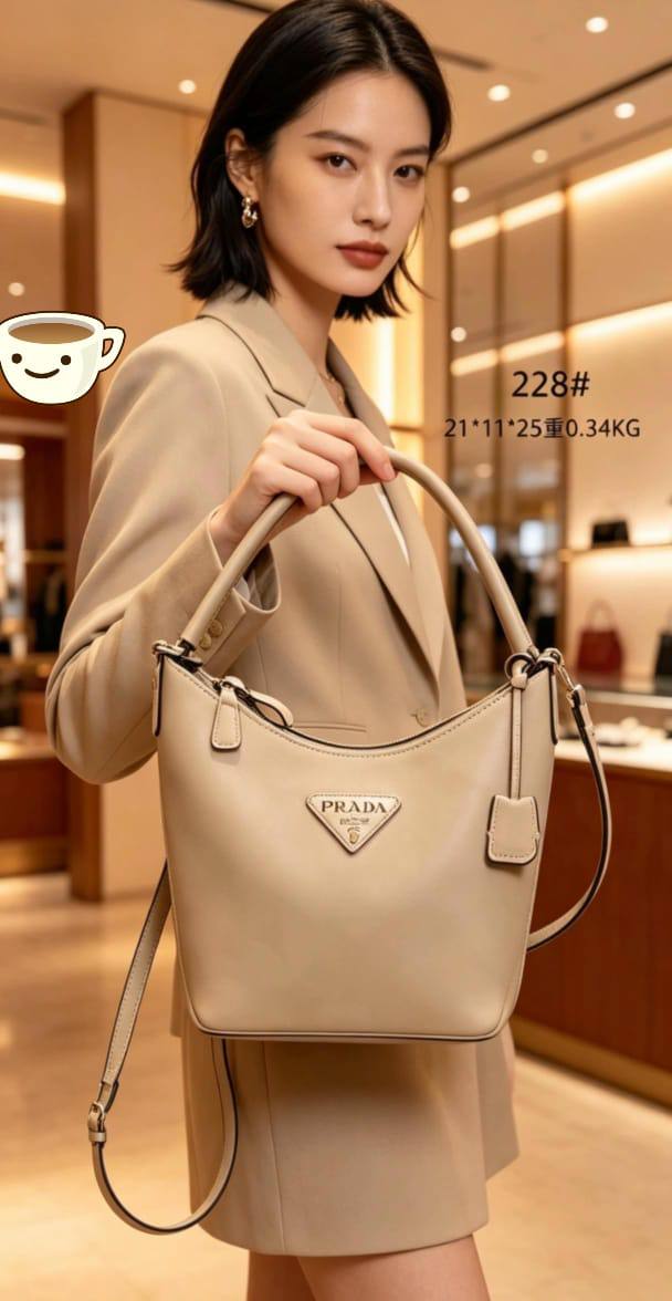 Prada 
90 dhs✅

Zain07
♥️♥️♥️