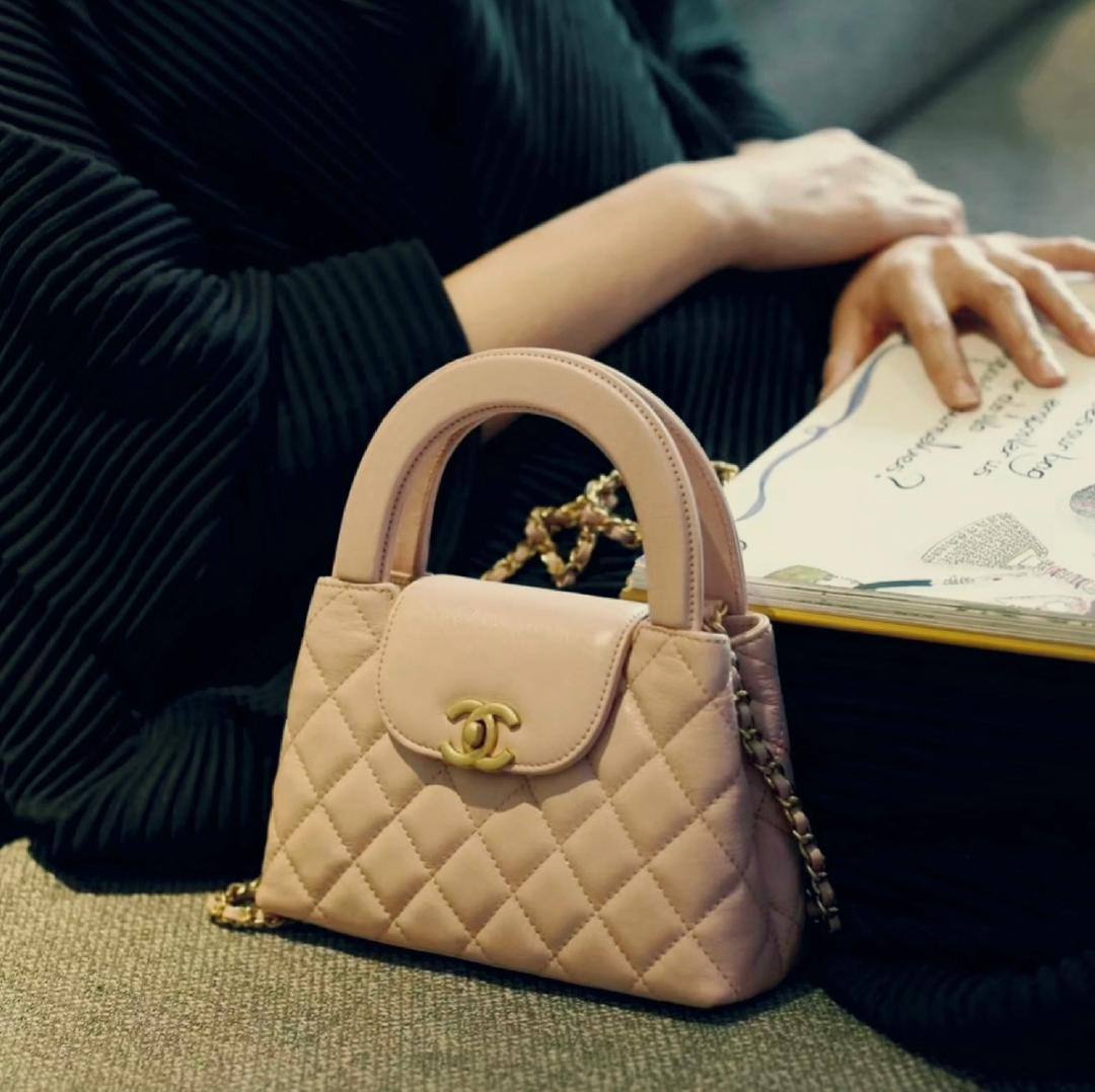 Chanel
95 dhs🪙
size：22cm

Good quality 

with box
🎁🎁🎁

Zain39
♥️♥️♥️