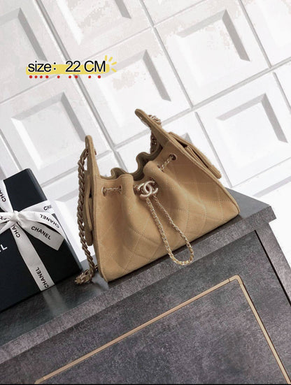 CHANEL HOBO
110 dhs❣️

with box 
🎁🎁🎁

 Big size : 22 CM

Zain38
♥️♥️♥️