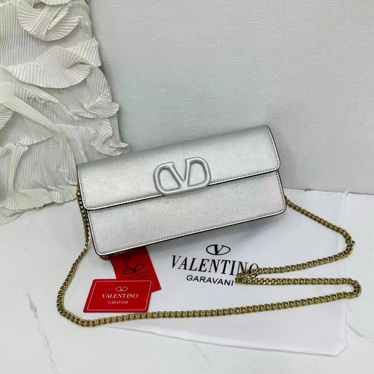 VALENTINO
GOOD QUALITY 
BIG SIZE 


WITH BOX 
🎁🎁🎁

120 dhs✅

Zain39
♥️♥️♥️