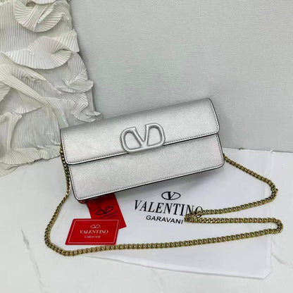 VALENTINO
GOOD QUALITY 
BIG SIZE 


WITH BOX 
🎁🎁🎁

120 dhs✅

Zain39
♥️♥️♥️