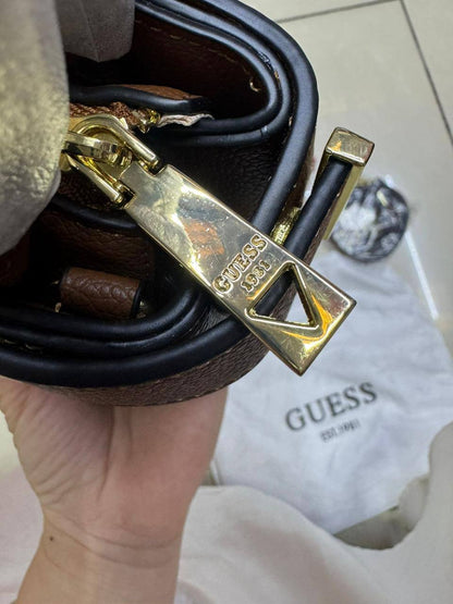 🌹 Guess Hanbag
1⃣️ First quality +🎁
size : 21 * 13 * 7 cm
95 dhs👑
with box 🎁

Zain115
♥️♥️♥️