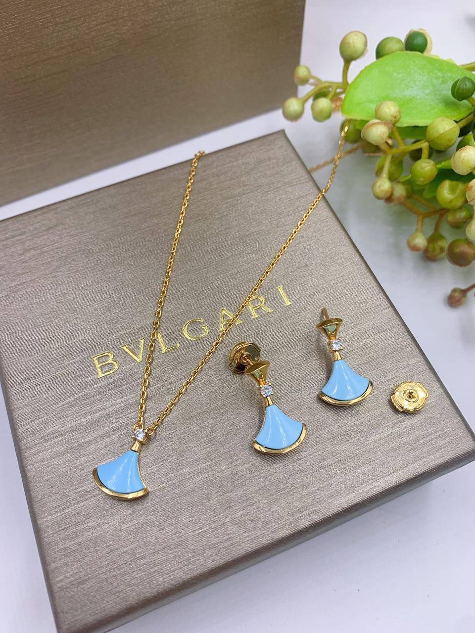 105 dhs🪙🌨️ SET
 Bvlgari
NECKLACE EARRINGS 

Zain89
♥️♥️♥️