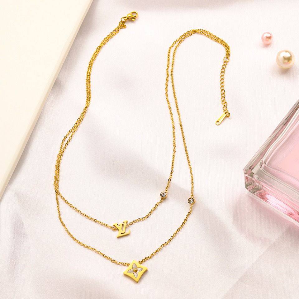 New arrival branded necklace 
Stainless steel with 18k gold plated 
40 dhs💓

Zain243
♥️♥️♥️