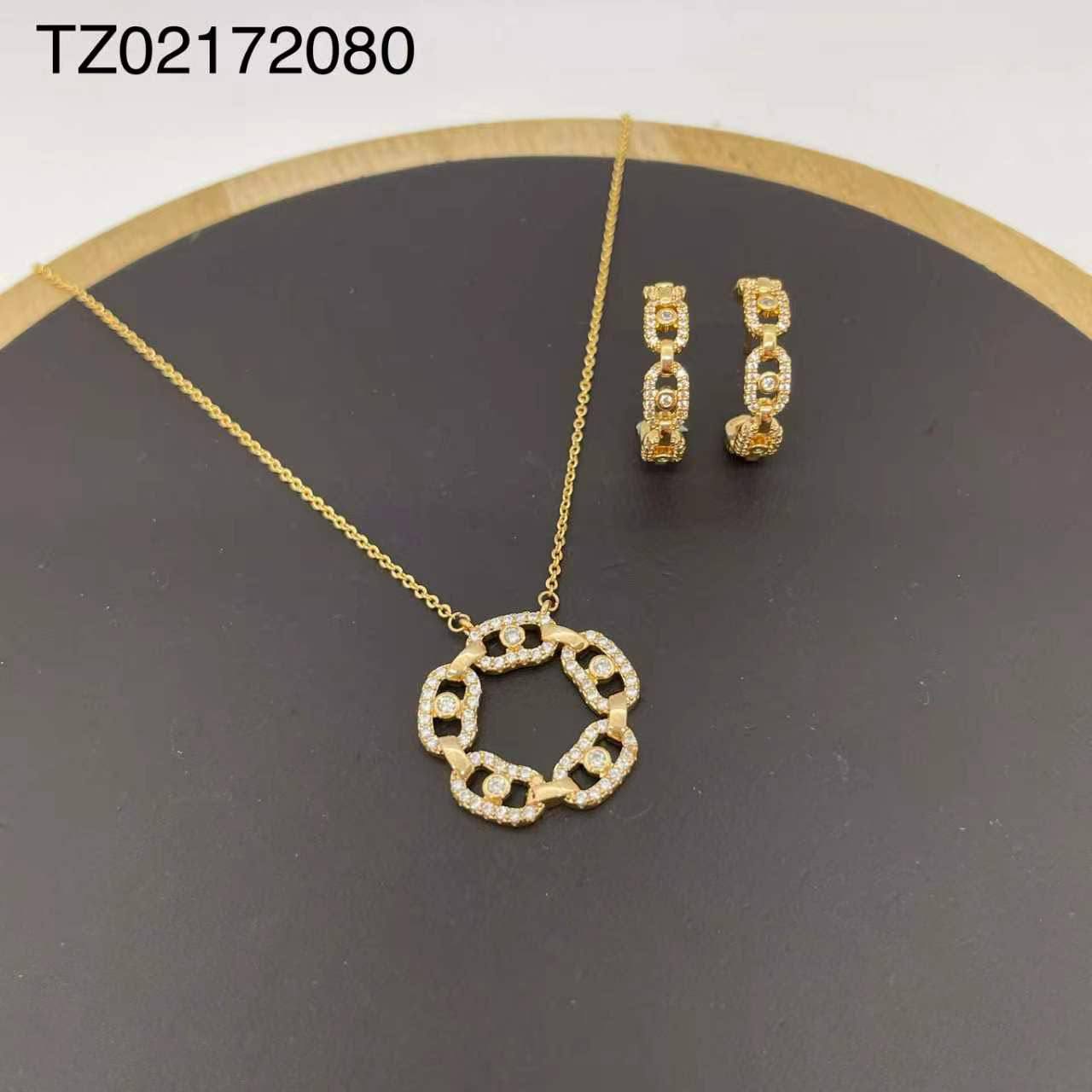 SET
Necklace 🔥
Earring 🐦‍🔥
good quality 💯
With brand boxes 🗃️ 
Paper bag 🛍️
40 dhs✅

Zain216
♥️♥️♥️