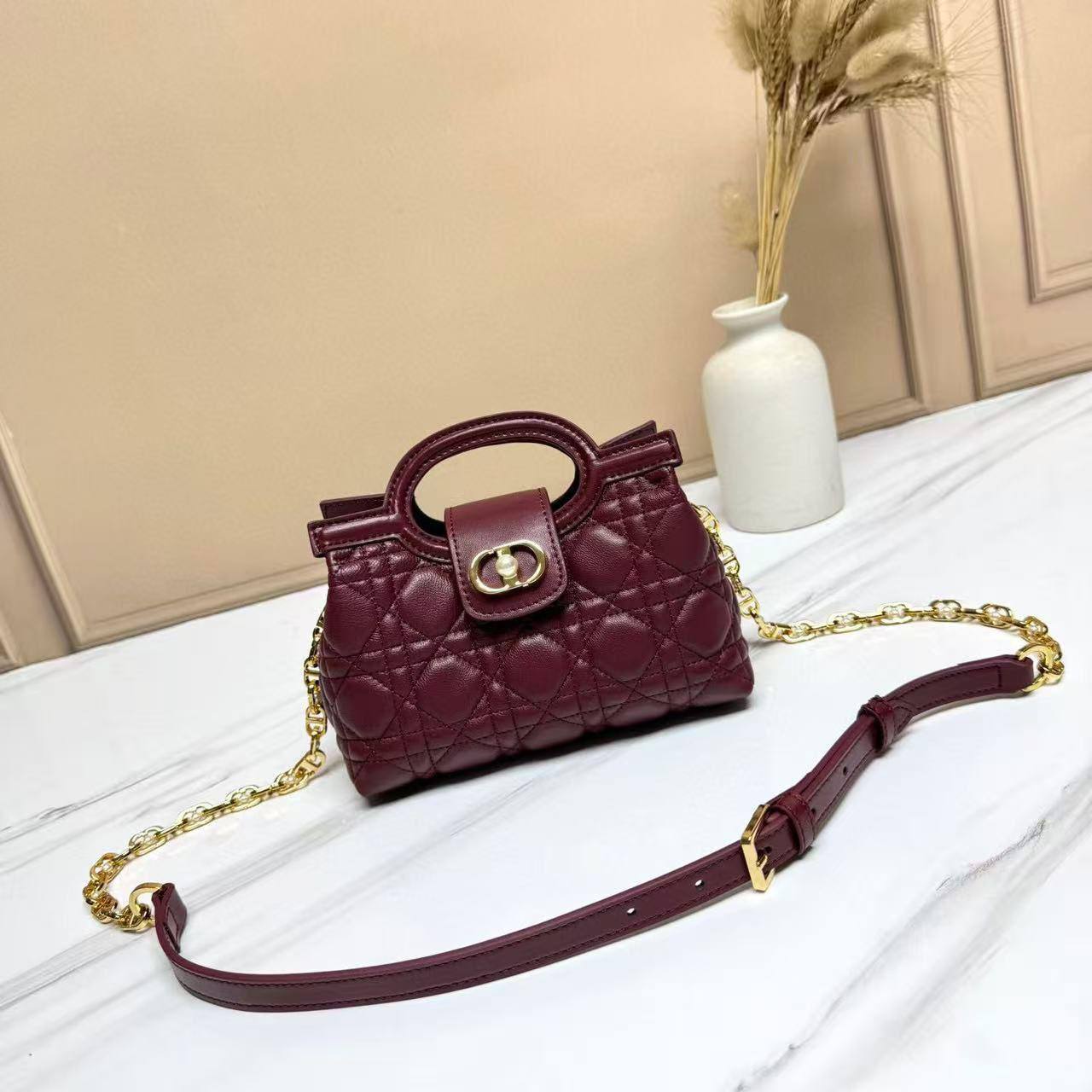 💎  Dior Jolie new
1⃣️ First quality +🎁
Size : 19 * 13.5 cm
115 dhs🌺
with 🎁

Zain115
♥️♥️♥️