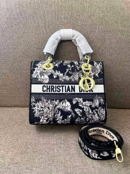 Dior
110 dhs🪙🌨️
high quality

Zain26
♥️♥️♥️