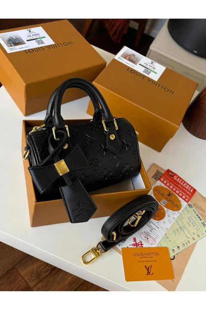 LV
95 dhs✅ 
Good quality 
with box 21cm

Zain26
♥️♥️♥️