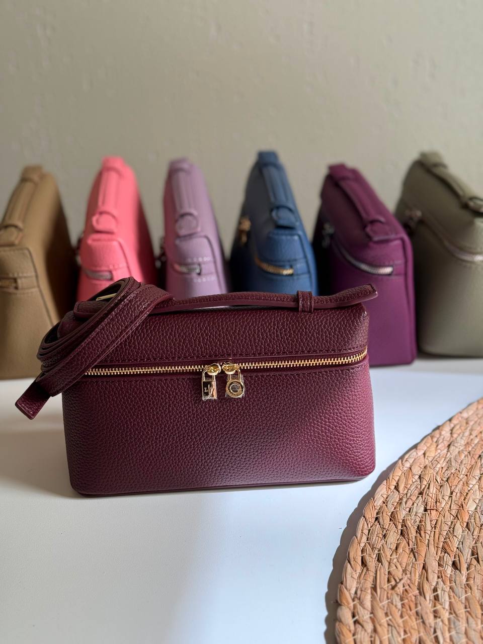 LORO PIANA
19cm
320 dhs🇦🇪🇦🇪
Top quality 
With box🎁

Zain167
♥️♥️♥️