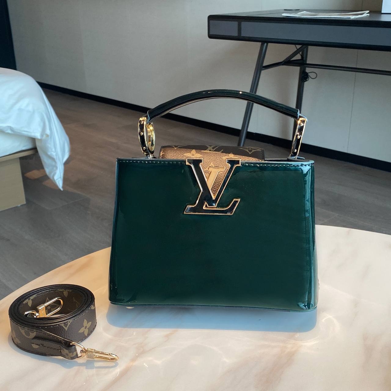 LV
110 dhs✅
Best quality 
with box🎁
 size 22 CM

Zain290
♥️♥️♥️
