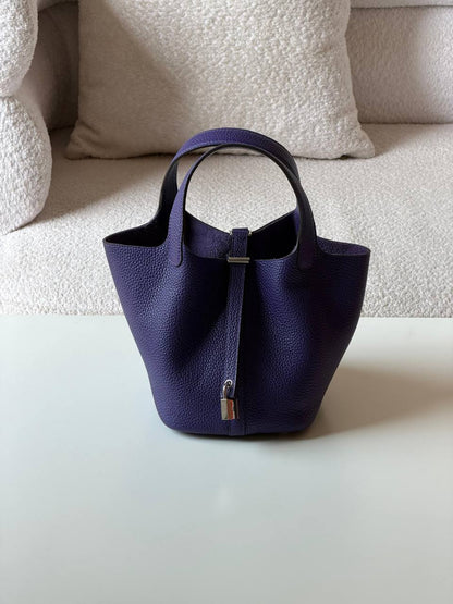 Hermes
picotin 18cm💥Master quality ✅

with box📦

340 dhs✅

Zain52
♥️♥️♥️