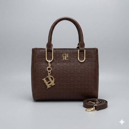 CH Carolina Herrera
Top Hand Carry Bag
With Long Belt Strap
Gold Hardware & Chain Logo
NO BOX
Size: 25 cm

100 dhs🇦🇪🇦🇪

Zain239
♥️♥️♥️