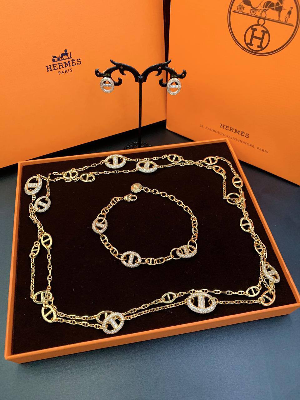HERMES
SET MASTER
LONG NECKLACE
BRACELET
EARRING
310 dhs🌺
WITH BOX AND PAPER BAG 🎁🛍️

Zain89
♥️♥️♥️