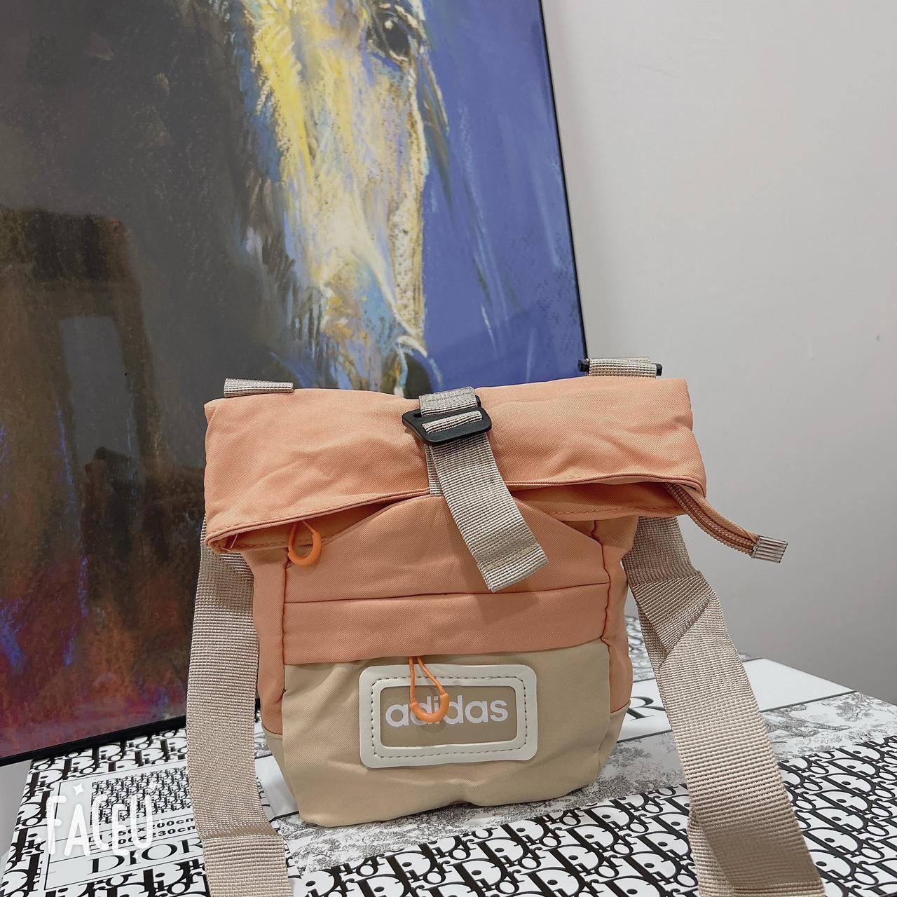 Adidas
22*20 cm
30 dhs🪙💚

Zain17
♥️♥️♥️