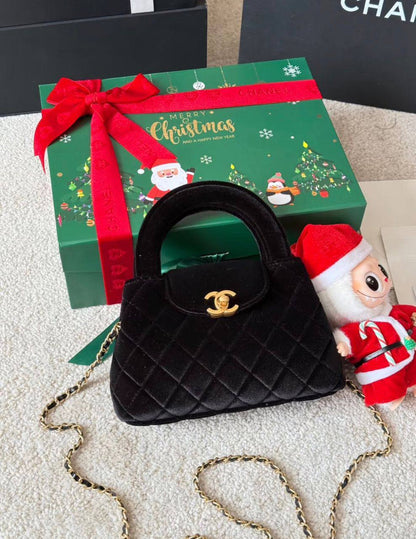 Chanel
100 dhs✅
SIZE：22cm
With the box

Zain35
♥️♥️♥️